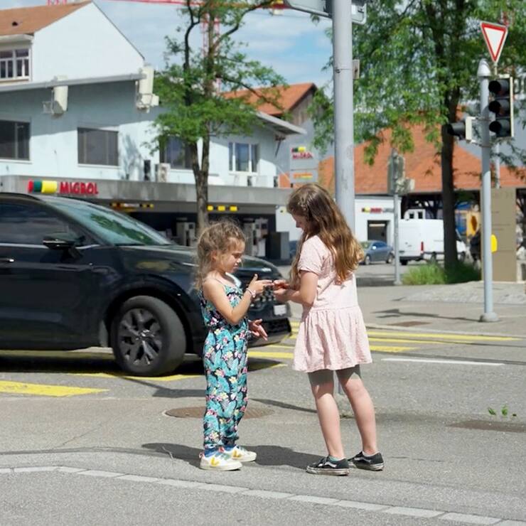 Évitez les signes de la main dans la circulation pour protéger les enfants