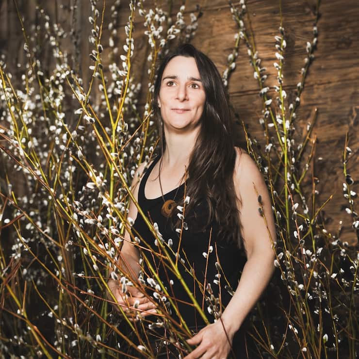 Stéphanie Portier (40 ans) dans sa pépinière avec des saules à chaton, les premières fleurs du printemps.