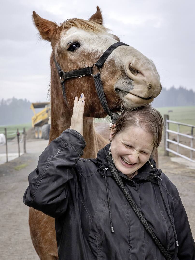 Emilie et son cheval Horus, reportage équithérapie
