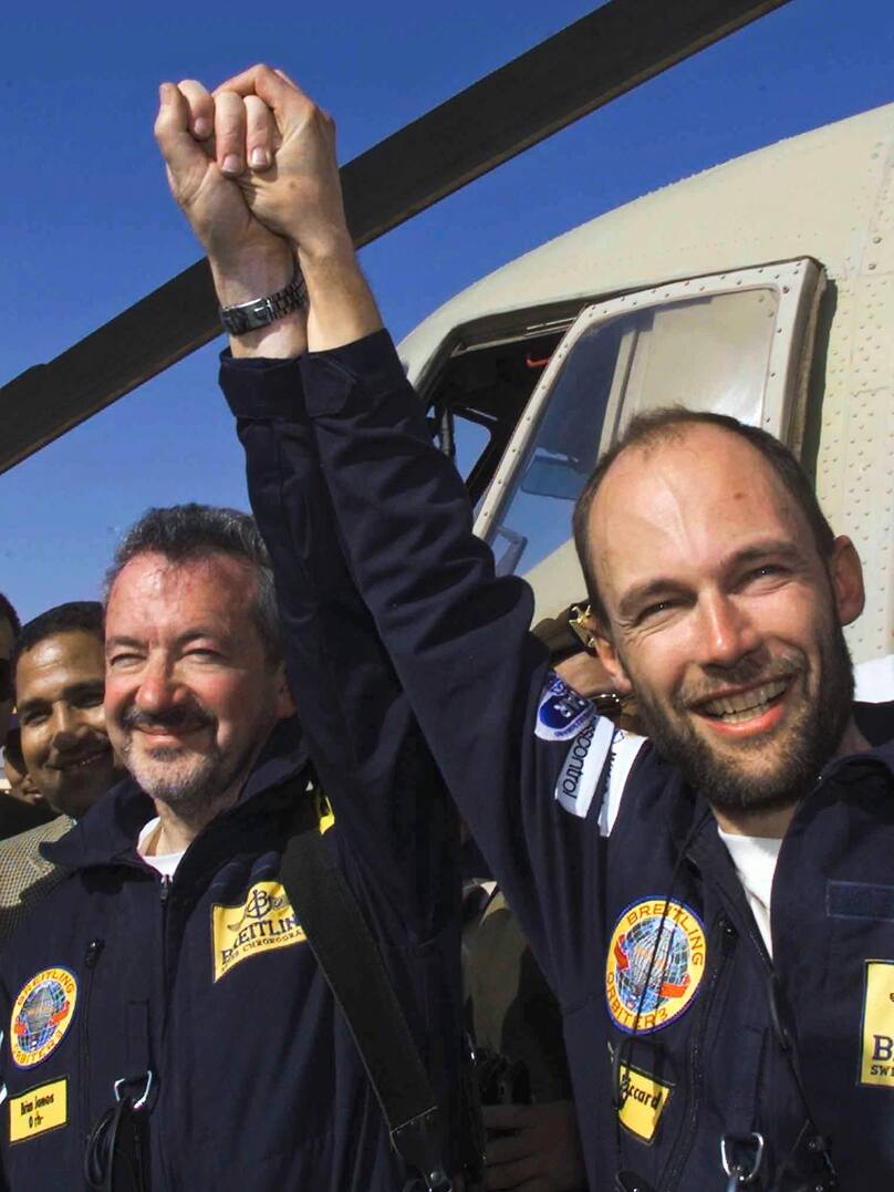 Les explorateurs Bertrand Piccard et Brian Jones suite à l'exploit d'Orbiter 3.