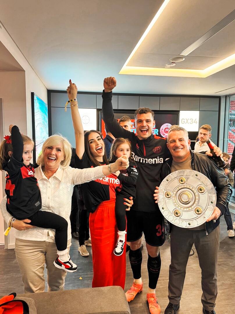 Le 16 avril 2024, Granit Xhaka célèbre la victoire de Leverkusen entouré de sa femme Leonita, de leurs filles Ayana et Laneya et de ses parents Ragip et Elmaze.