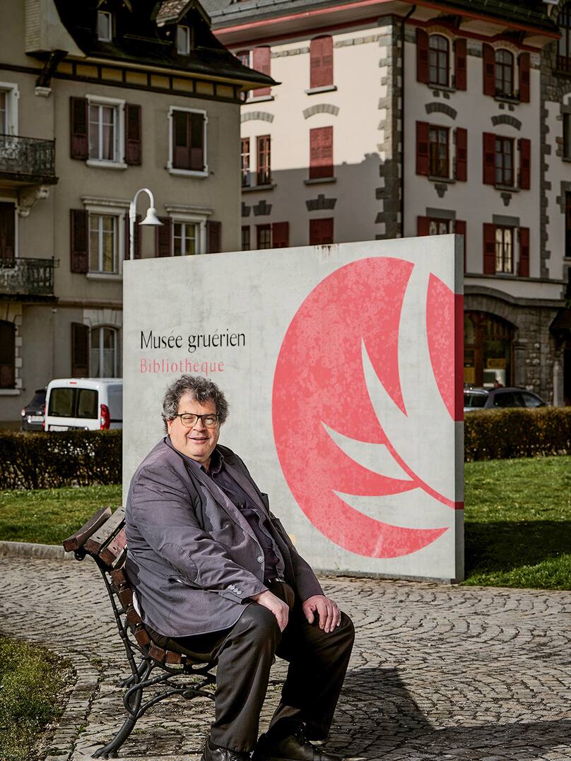 L'historien Serge Rossier, directeur du Musée g pose pour la photo, le 5 avril 2023 à Bulle.