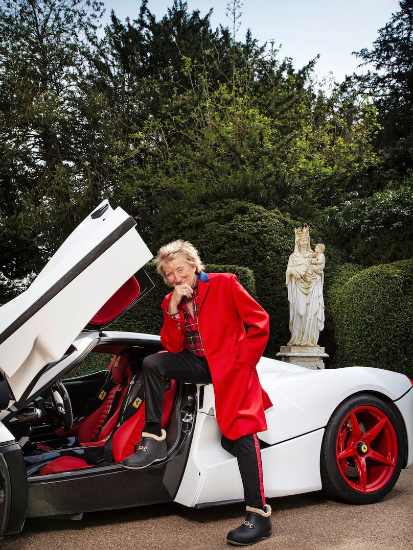 Sir Rod Stewart pose devant sa Ferrari LaFerrari, une édition limitée