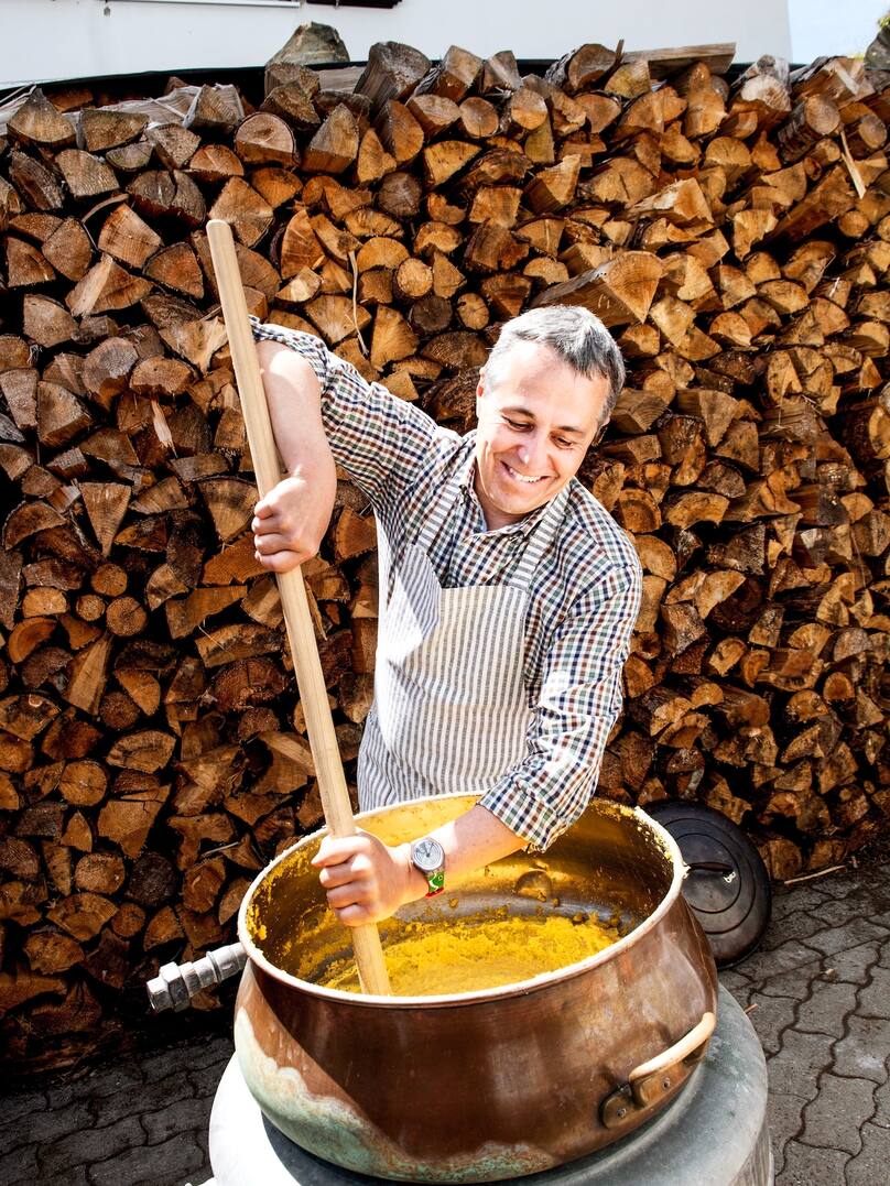 Ignazio Cassis brassant la polenta lors de la balade du 1er août
