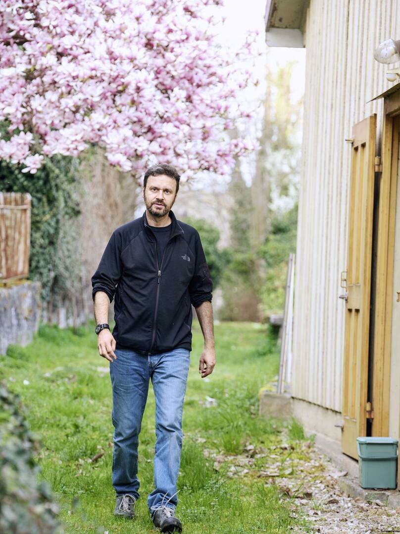 Le dessinateur Pitch Comment dans le domaine de sa maison en Ajoie