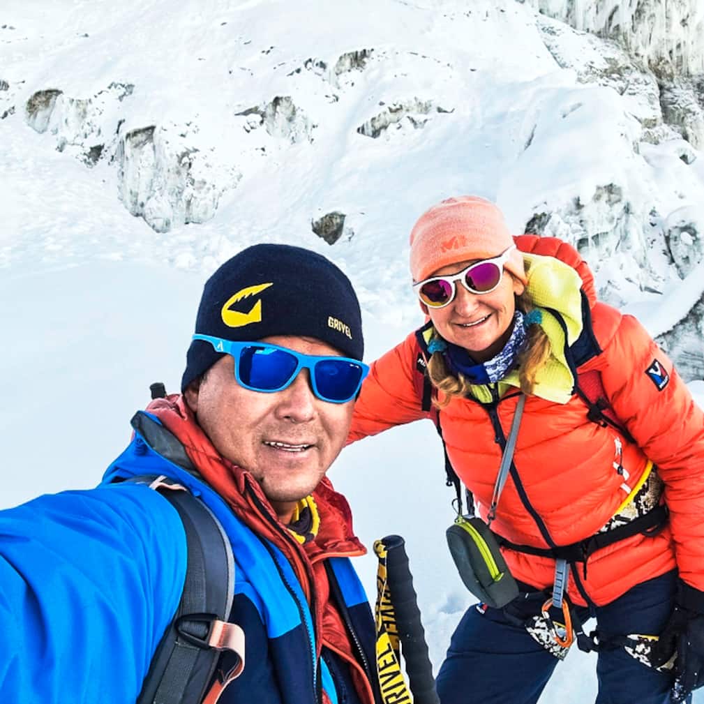 Selfie de Sophie Lavaud avec Dawa Sangay Sherpa à la descente du camp