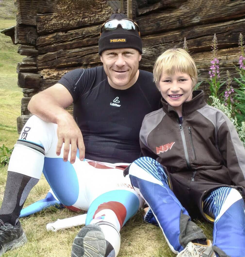 Marco Odermatt enfant avec Didier Cuche