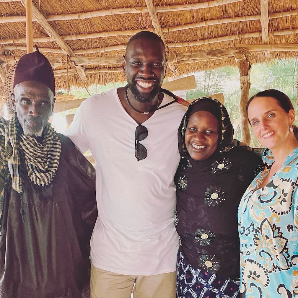 Omar avec ses parents, Demba et Diaratou, et sa femme, Hélène.