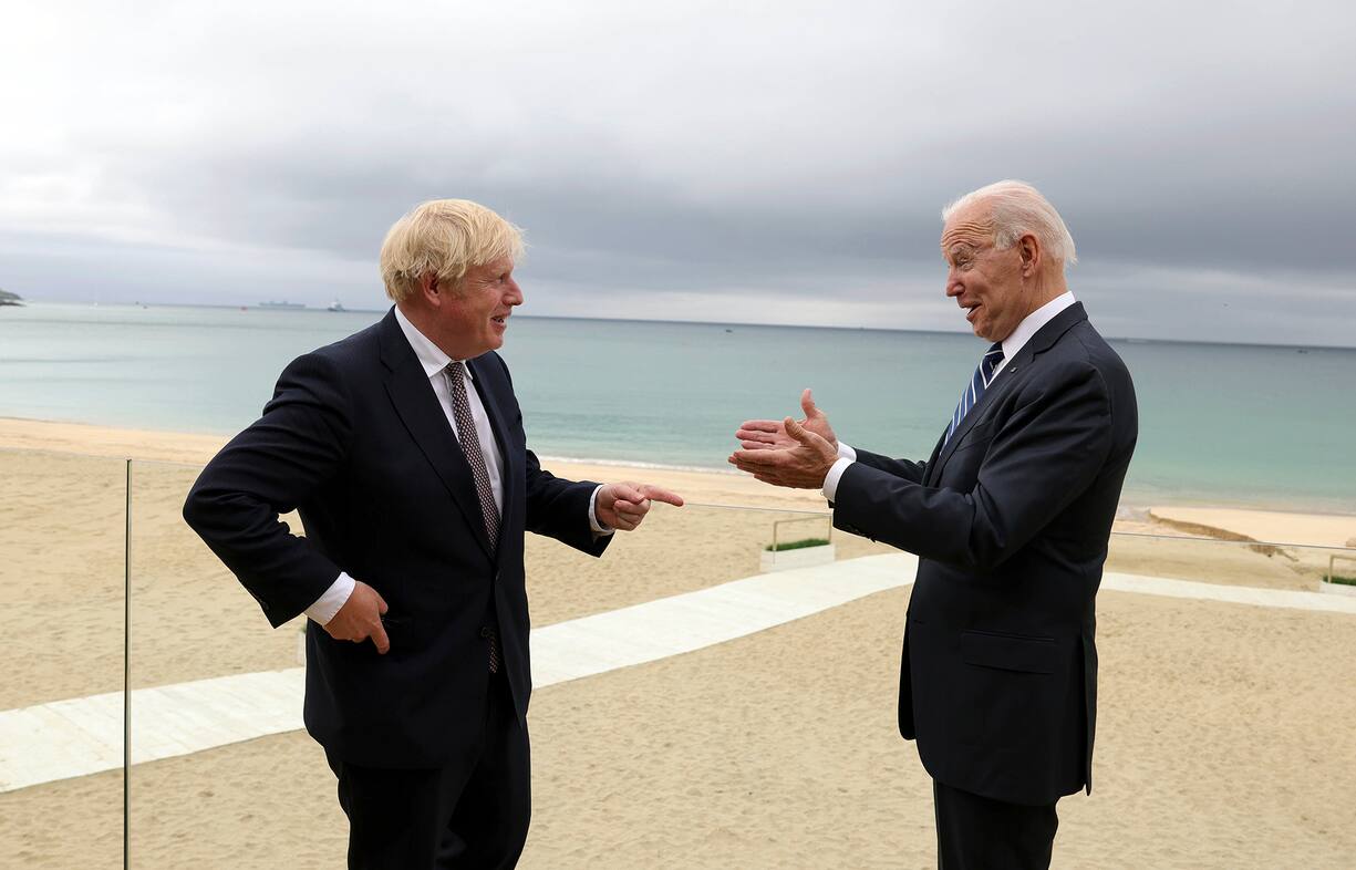FALMOUTH (BRITAIN), June 10, 2021 British Prime Minister Boris Johnson (L) talks with U.S. President Joe Biden after their meeting in Carbis Bay, Cornwall, Britain, on June 10, 2021. Boris Johnson and Joe Biden on Thursday agreed to work to resume travel between the two countries and signed a new Atlantic Charter, as they met ahead of the Group of Seven (G7) summit. (Andrew Parsons/No 10 Downing Street/Handout via Xinhua) (Credit Image: © Han Yan/Xinhua via ZUMA Press (FOTO: DUKAS/ZUMA)
