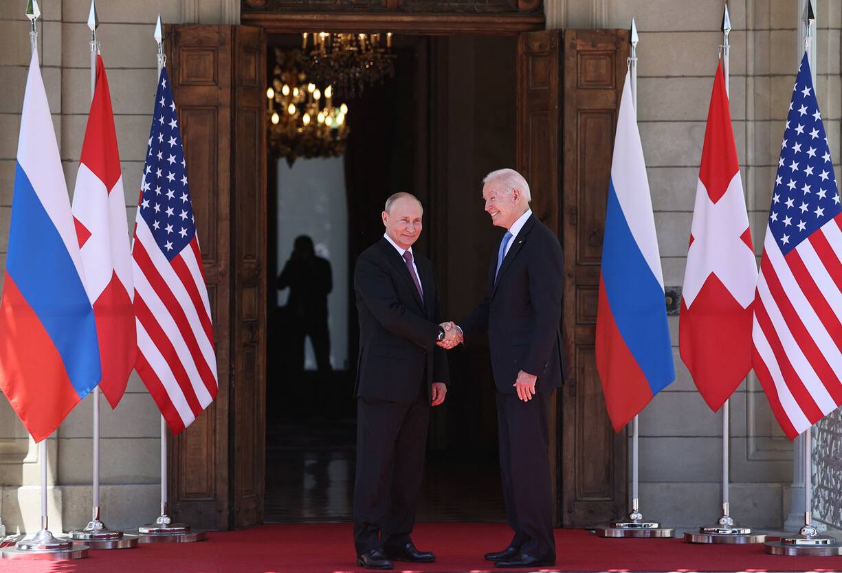 GENEVA, SWITZERLAND Ãâ JUNE 16, 2021: Russia's President Vladimir Putin (L) and US President Joe Biden shake hands as they meet for talks at the Villa La Grange. Photo by Sergei Bobylev/TASS/ABACAPRESS.COM (FOTO: DUKAS/ABACA)