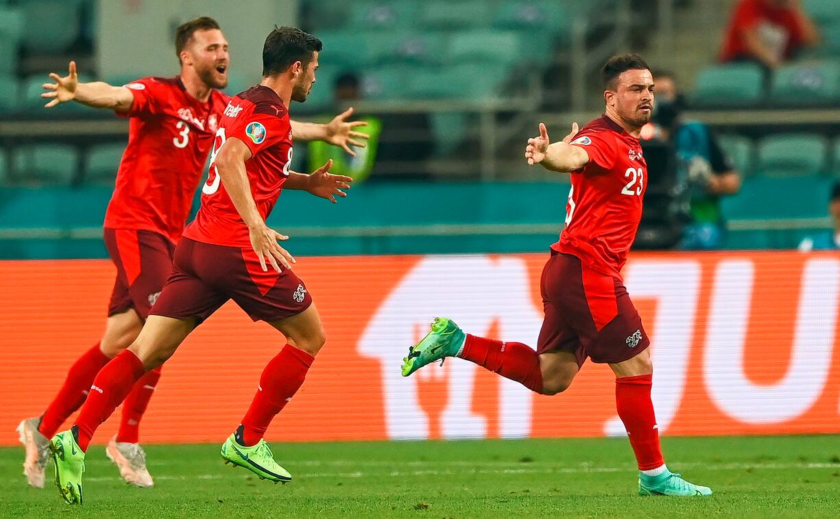 epa09288821 Xherdan Shaqiri (R) of Switzerland celebrates after scoring the 2-0 goal during the UEFA EURO 2020 group A preliminary round soccer match between Switzerland and Turkey in Baku, Azerbaijan, 20 June 2021. EPA/Ozan Kose / POOL (RESTRICTIONS: For editorial news reporting purposes only. Images must appear as still images and must not emulate match action video footage. Photographs published in online publications shall have an interval of at least 20 seconds between the posting.)