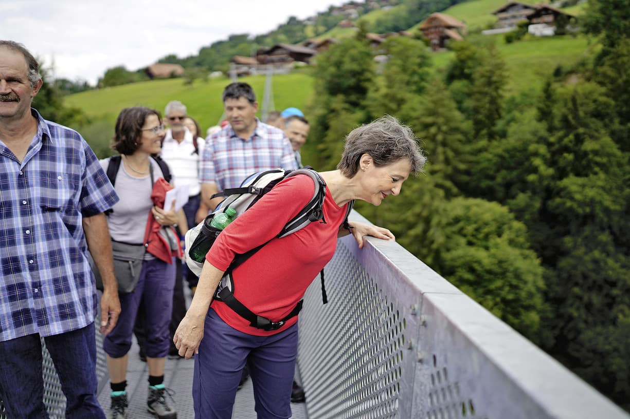 Simonetta  avec Anton Ambühl président de la commune de Sigriswil sur le Le pont panoramique de SigriswilÂ