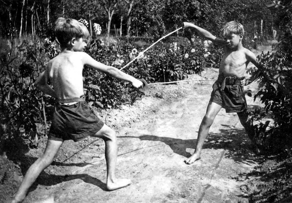 UNSPECIFIED - AUGUST 02: young Jean-Paul Belmondo with his brother Alain playing in Clairefontaine, c. 1940 (Photo by Apic/Getty Images) VOLET ENFANCE/FAMILLE HD