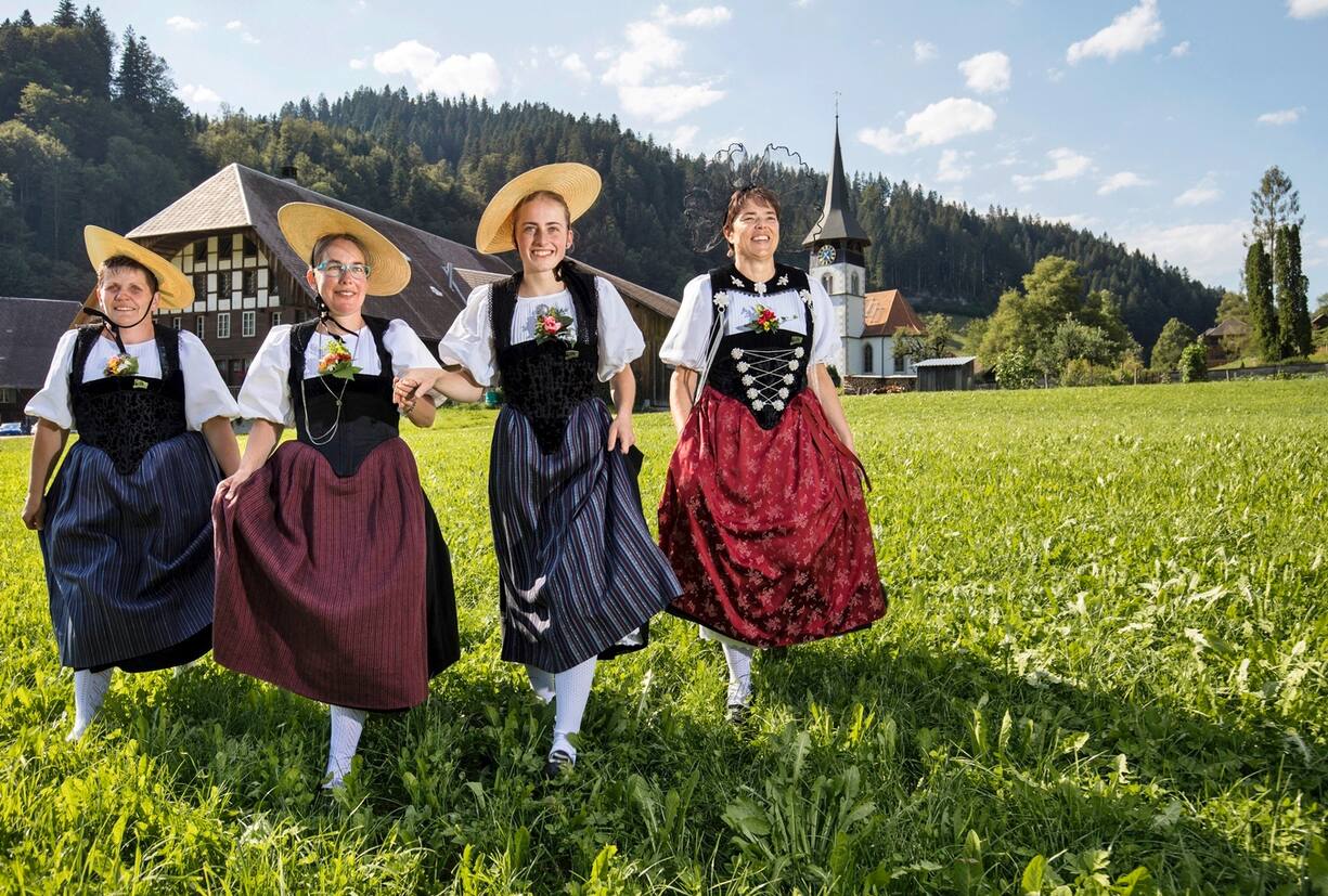 Christine WÃ¼thrich (56), Alexandra Beer (48), Jolanda Blum (17), v.l. in der Gotthelftracht und Doris BrechbÃ¼hl (57) in der Berner Sonntagstracht. - Das schÃ¶nste Dorf der Schweiz, DSDDS, Trub, Emmental 2019 - Â© Kurt Reichenbach