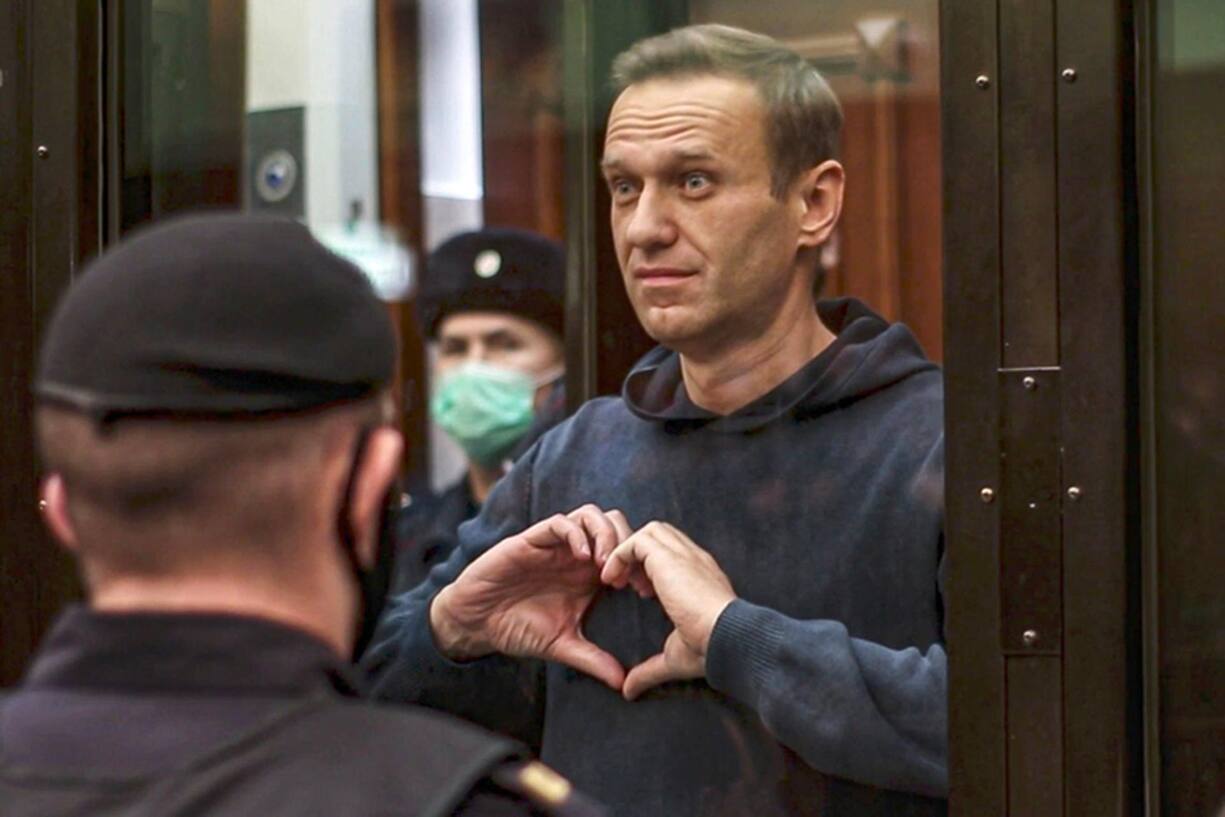 Navalny au tribunal faisant un coeur à sa femme