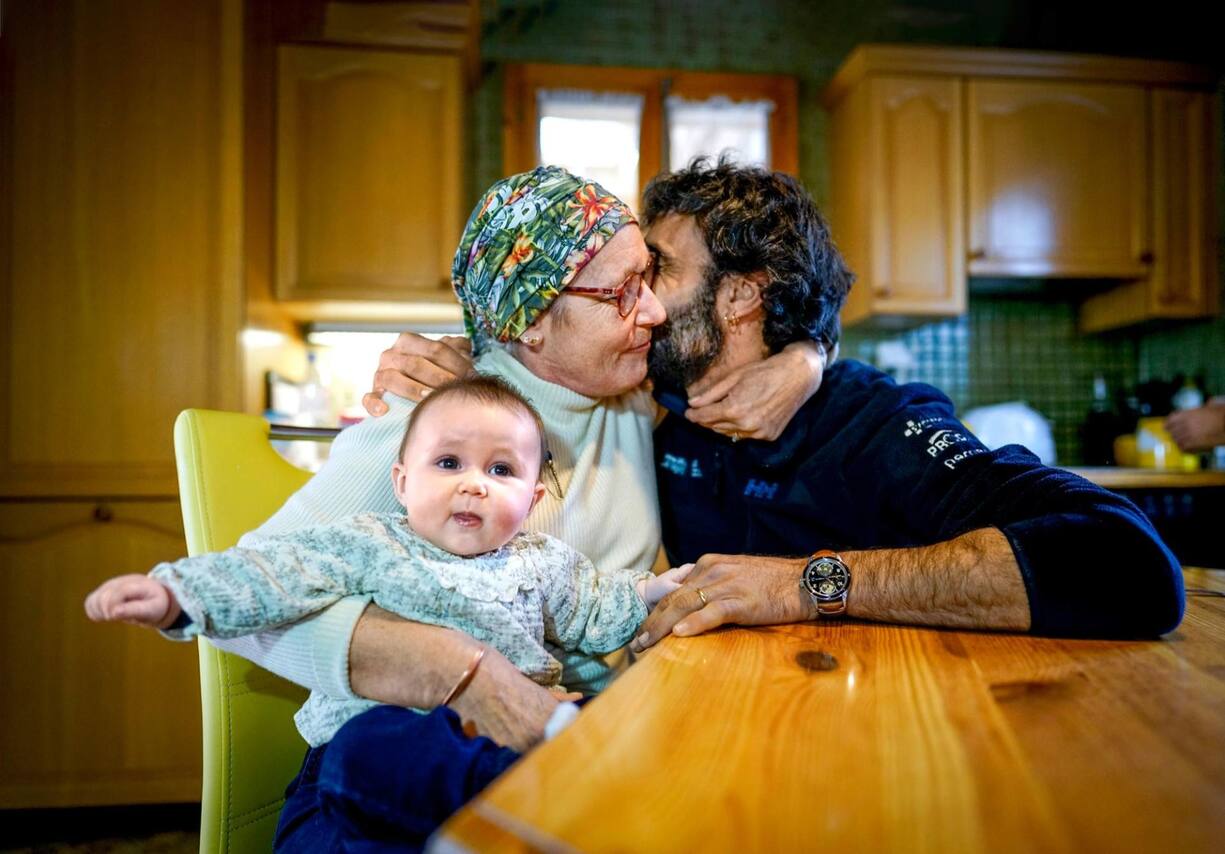 Alan Roura avec sa mère et sa fille.
