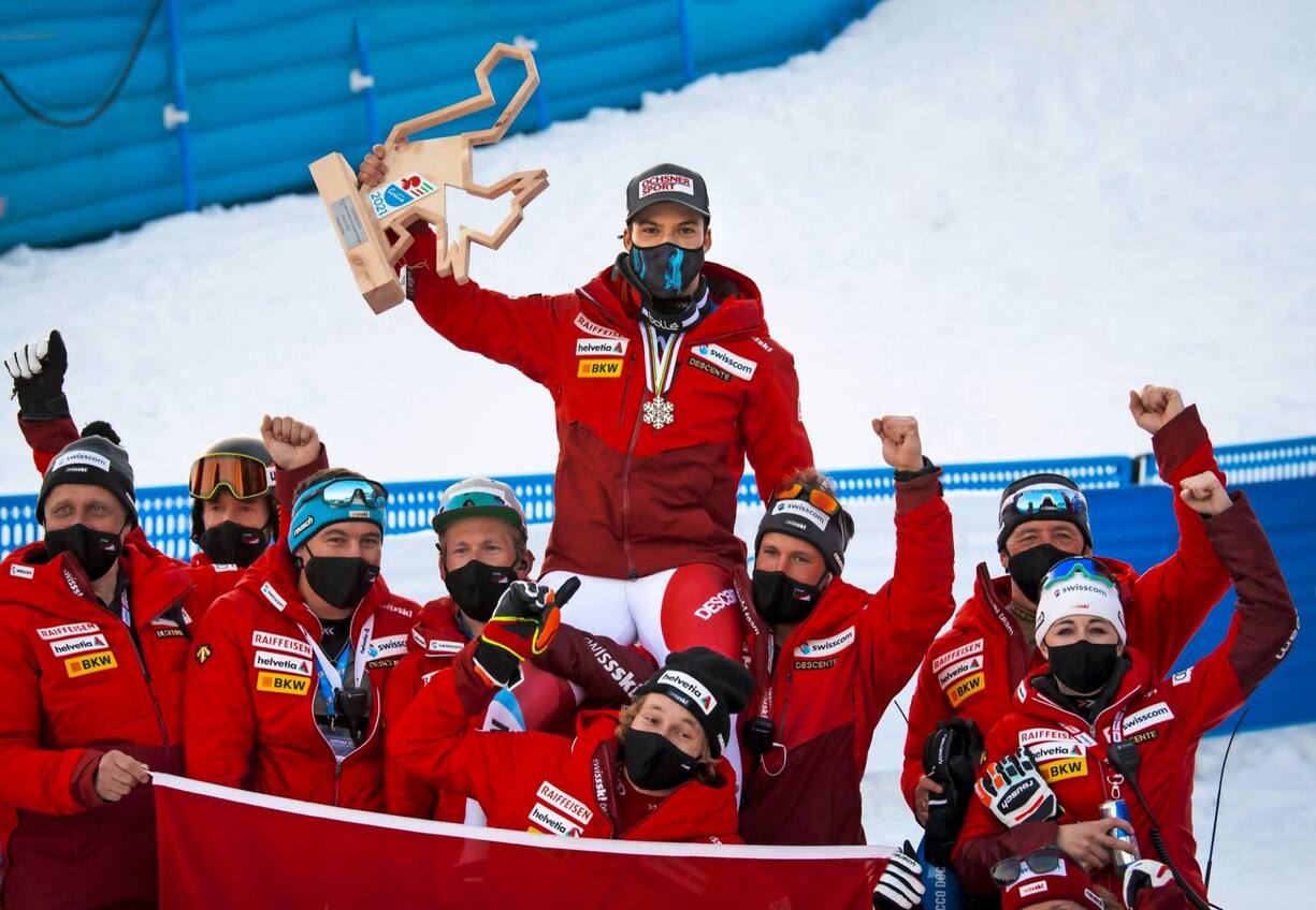 Loïc Meillard célèbre son podium à Cortina (I).