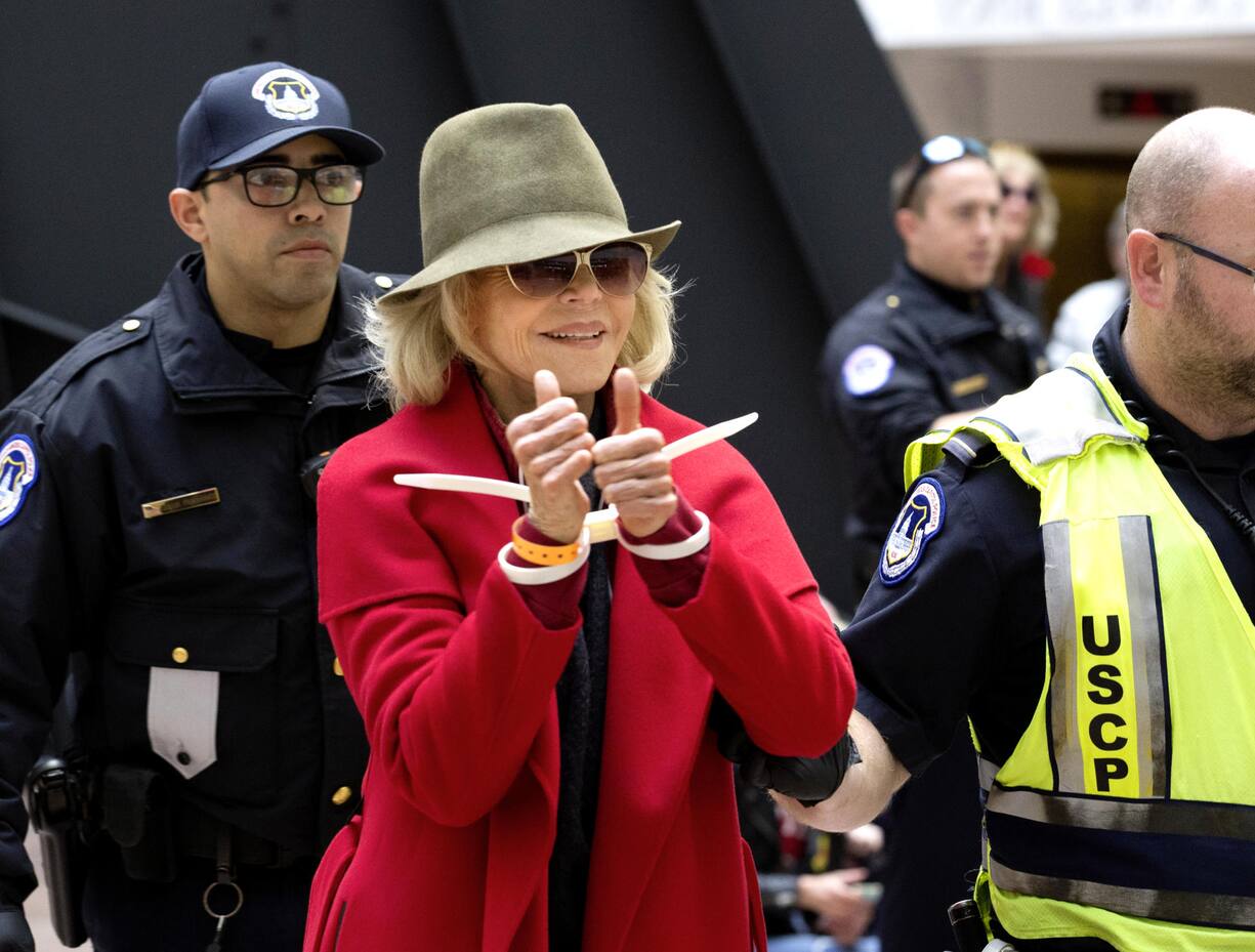 Jane Fonda en manifestante - menottée - pro-climat.