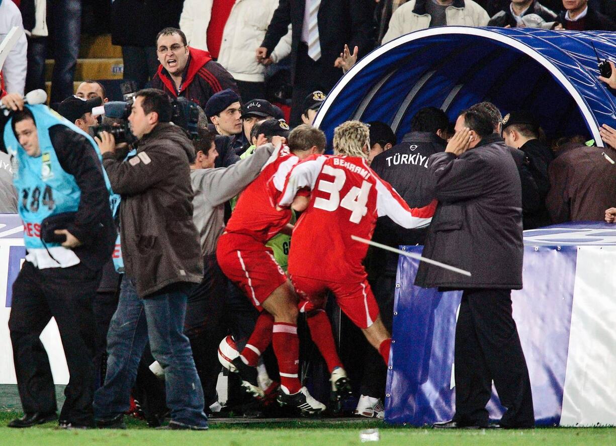 En 2005, lors du match Suisse-Turquie, au coup de sifflet final, fous de frustration, joueurs et staff turcs se précipitent sur les Suisses, qui fuient dans les vestiaires.