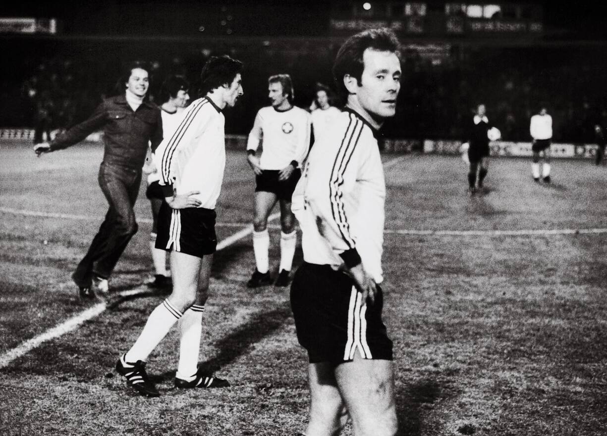 Le 8 septembre 1976, avec son regard en coin sur le terrain d’Oslo (à g. le Sédunois Trinchero) alors que la Suisse vient de perdre 0-1 lors du match Norvège-Suisse, Köbi Kuhn nous cache quelque chose. 