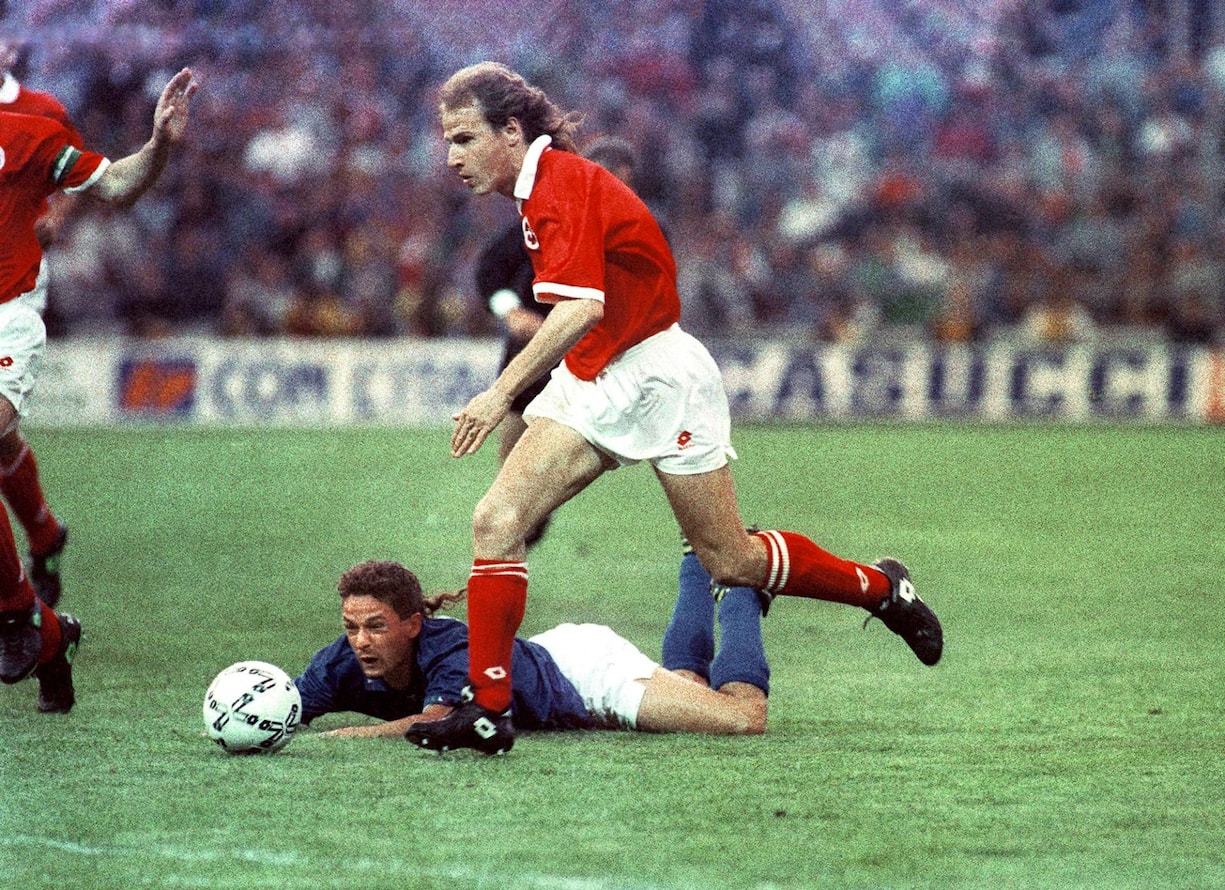 A la 55e minute du match Suisse-Italie du 1er mai 1993, le défenseur lausannois Marc Hottiger (ici devant Roberto Baggio, à terre), connu pour ses inspirations offensives, arme une volée sur une balle en cloche. 