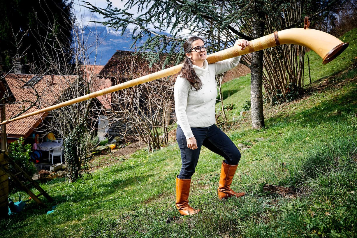 Camille Scherrer en fan de cor des Alpes