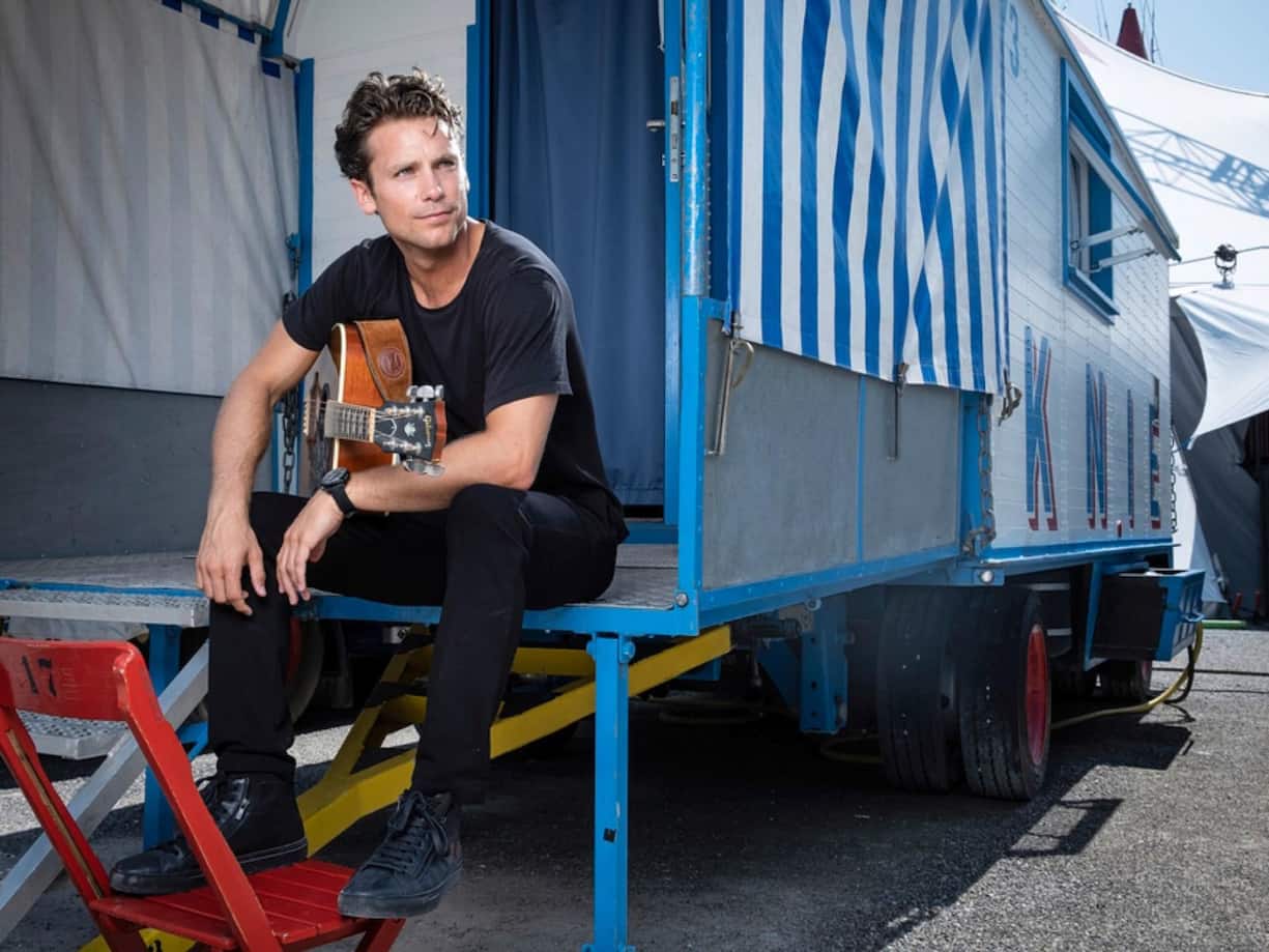 Bastian Baker_Knie