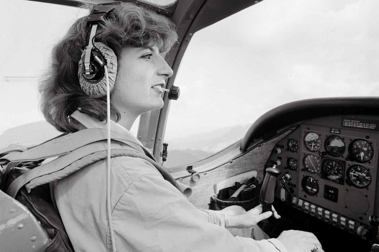 Swissair-Pilotin Gaby Lüthi im Cockpit einer Maschine der Schweizerischen Luftverkehrsschule (SLS) in Hausen am Albis