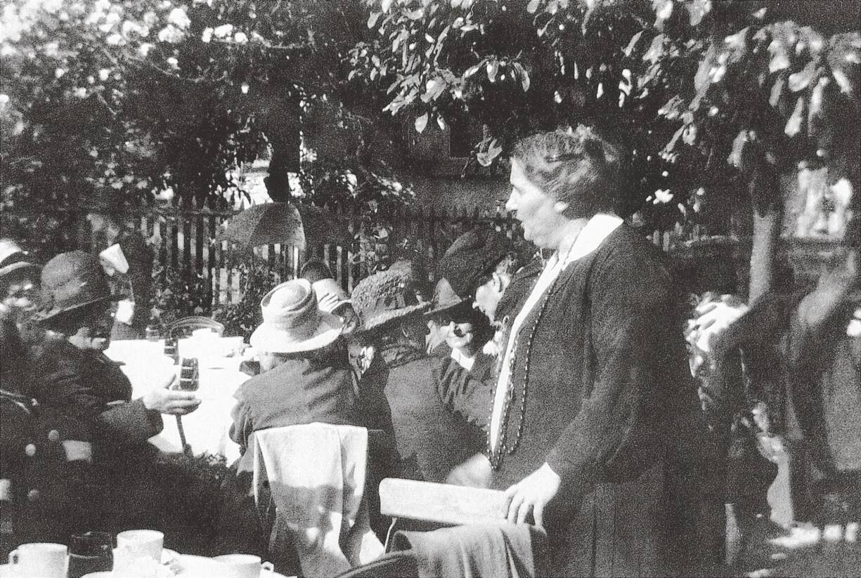 Augusta en oratrice lors d’une assemblée à la fin des années 1920.