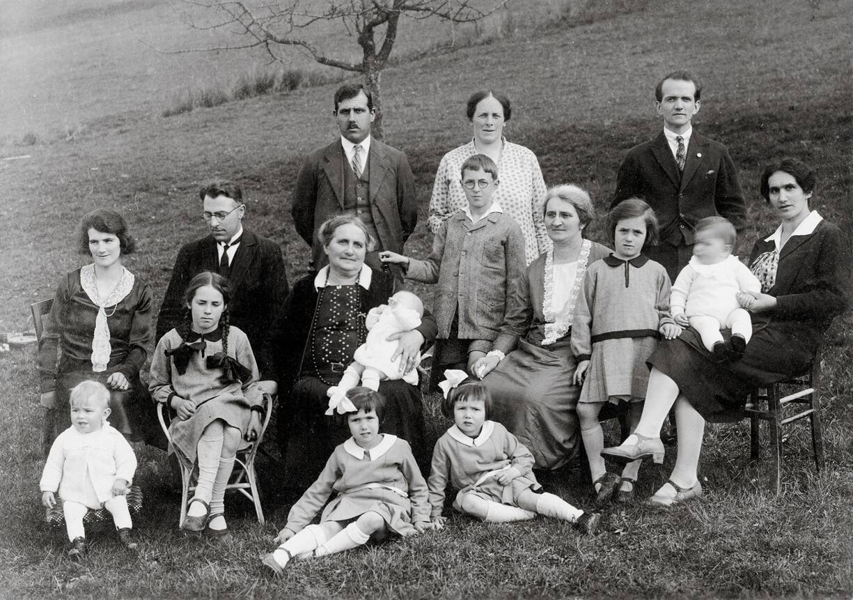 Augusta entourée de sa famille en 1930.