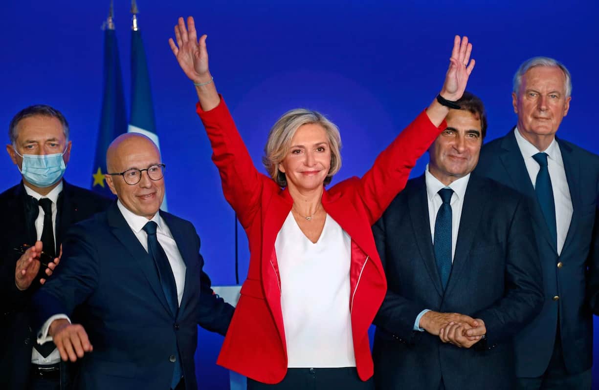 FEMMES ET VESTE ROUGE
