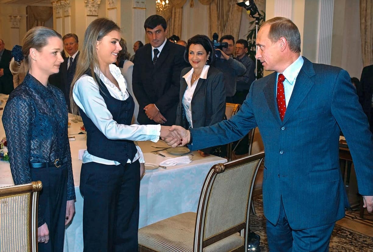 Alina Kabaeva alors âgée de 20 ans rencontre Vladimir Poutine