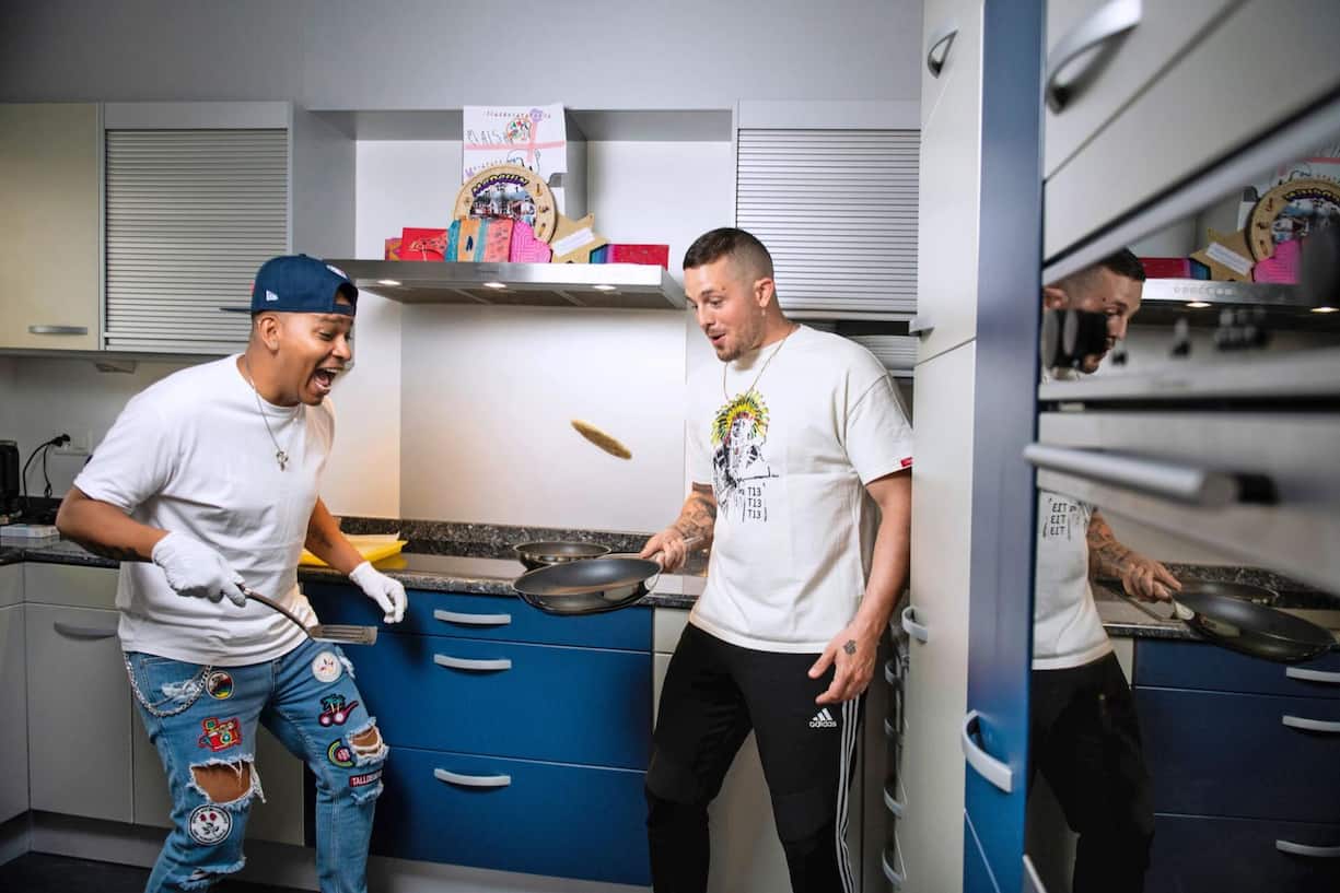 Loco Escrito en compagnie de son ami le rappeur Rodry-Go