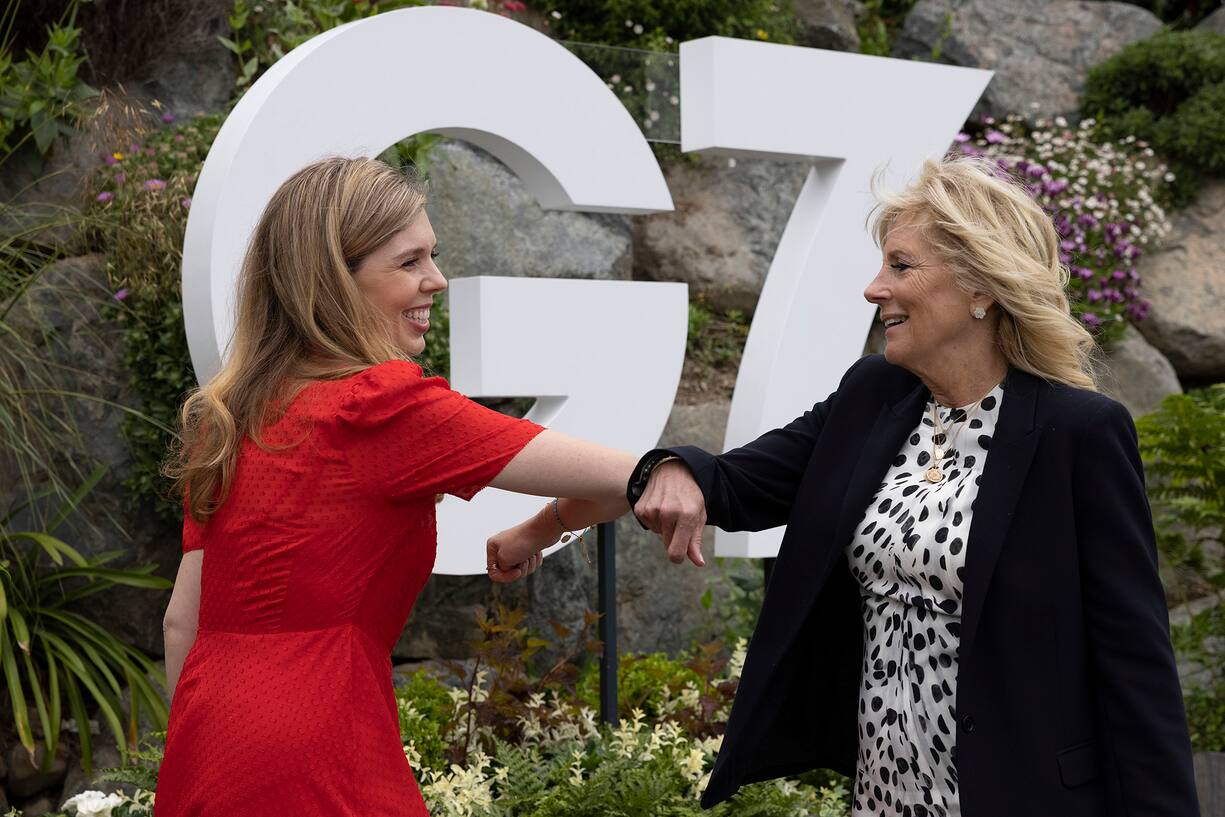 10/06/2021. Carbis Bay, United Kingdom. Carrie Johnson, wife of the Prime Minister speaks with First Lady of the United States Dr Jill Biden during the G7 leaders Summit in Carbis Bay Cornwall. Picture by Simon Dawson / No 10 Downing Street / eyevineContact eyevine for more information about using this image:T: +44 (0) 20 8709 8709E: info@eyevine.comhttp://www.eyevine.com (FOTO: DUKAS/EYEVINE)