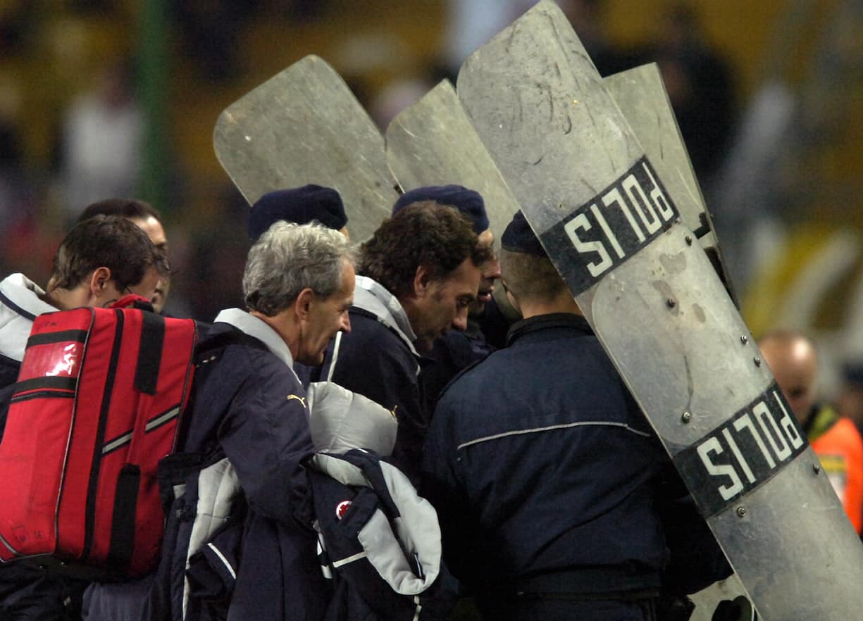 ARCHIVBILD ZUM KEYSTONE-SDA-TEXT ZUM SPIEL TUERKEI-SCHWEIZ 2005 --- Switzerland's assistant coach Michel Pont, center, leaves the pitch protected by police shields after the FIFA 2006 qualifying play-off second leg soccer match between Turkey and Switzerland at Sukru Saracoglu Stadium in Istanbul, Turkey, Wednesday, November 16, 2005. (KEYSTONE/Karl Mathis)