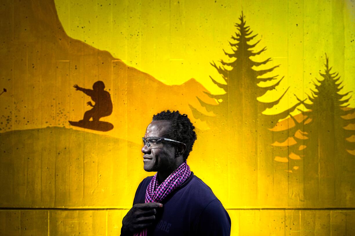 Dampha Sainey de Gambie. Il est volontaire pour le nettoyage au foyer du Tattes à l'Hospice général. > . © Nicolas Righetti | Lundi13 |