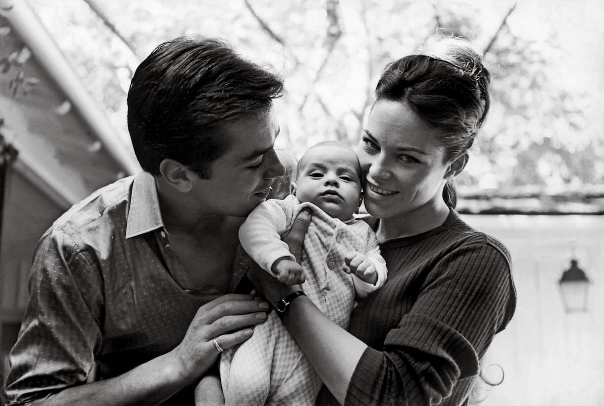 En 1964, en Californie, avec Nathalie Canovas, devenue Mme Delon, et leur fils, Anthony. 