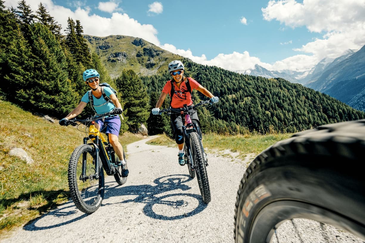 La Haute Route, de Chalais à Zermatt, permet aux femmes de s’adonner aux joies de l’e-bike et du bain nordique, en toute convivialité.