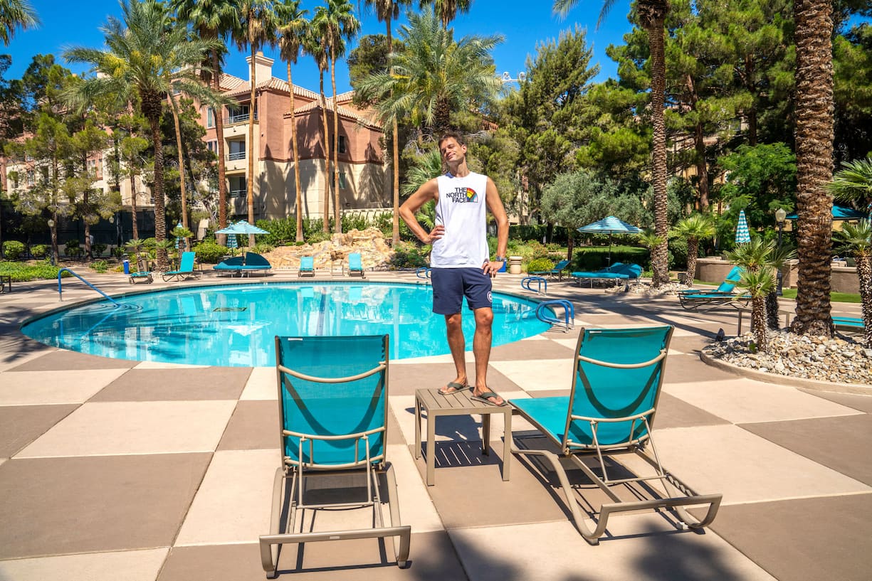 Alexandre Vuilleumier au bord de la piscine des Meridian Condos