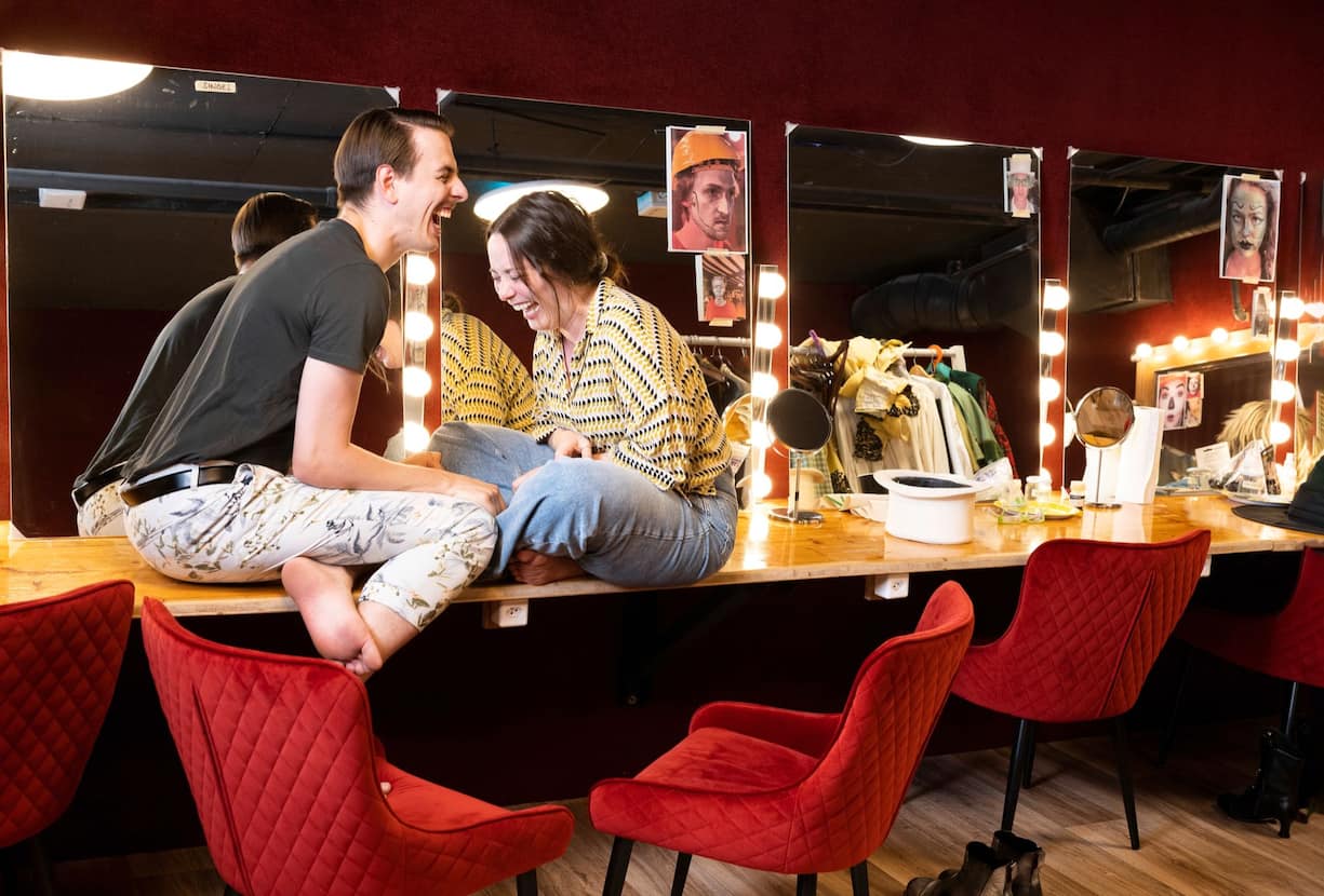 Aude et Vincent Gilliéron dans les loges du Théâtre Barnabé à Servion.