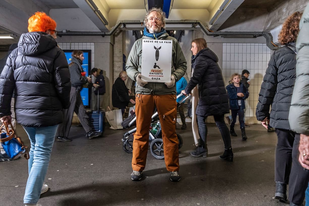 Samuel Crettenand dénonce le sort des enfants de Gaza à la gare de Neuchâtel le 5 janvier 2024