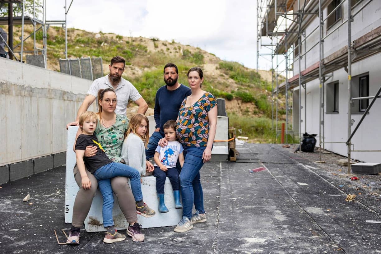 Faute d’autre toit, ces deux familles de Prévondavaux (FR) trompées par leur constructeur ont été contraintes d’emménager dans ce lotissement encore en plein chantier.