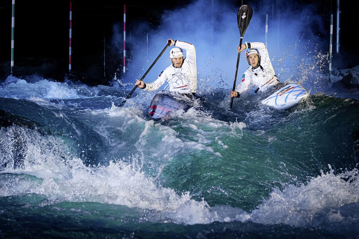 Thomas Koechlin (canoe gauche) et Martin Dougoud (kayak droite) le 7 avril 2021 a Ivrea. (VFLPIX.COM / Valentin Flauraud)