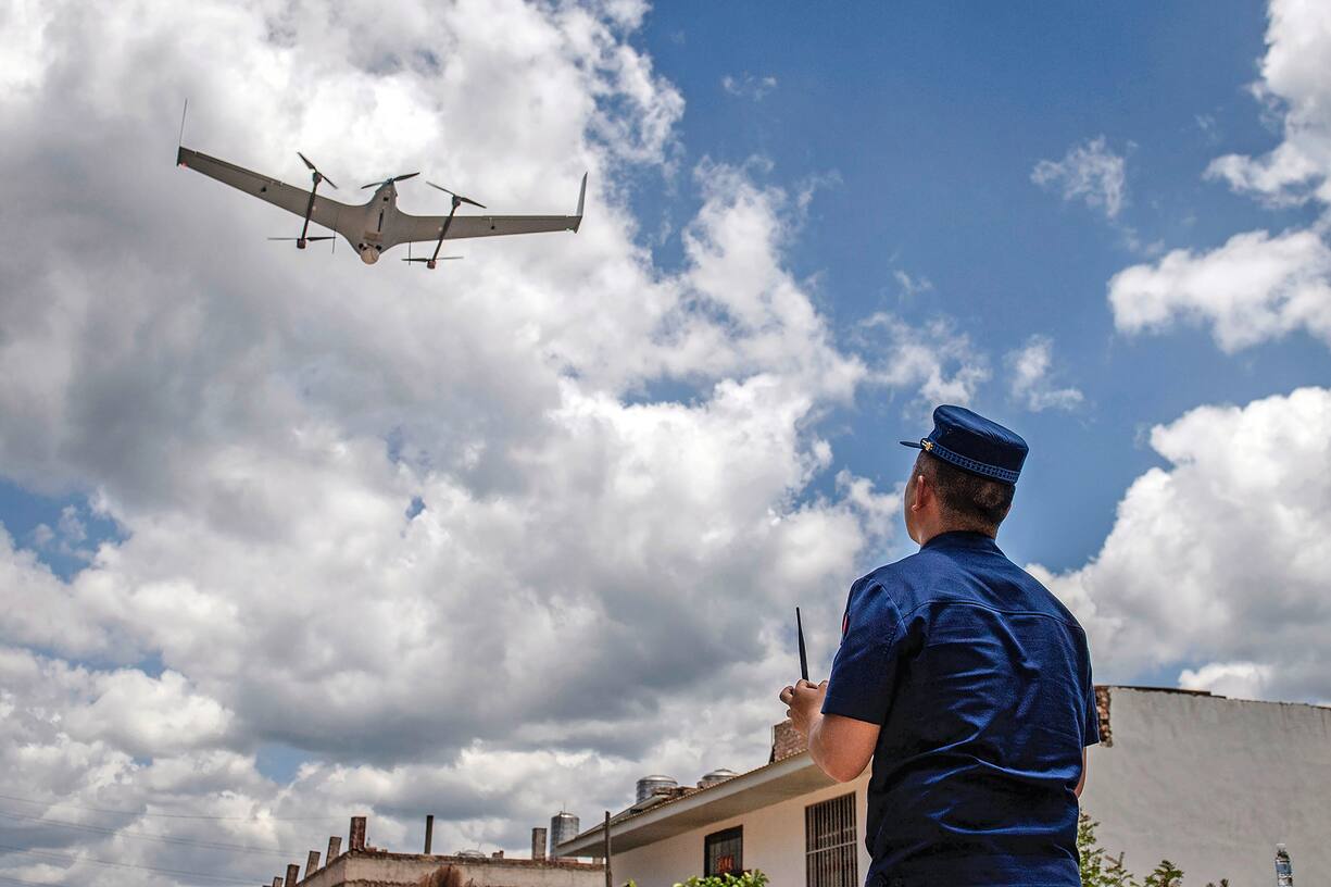 China, wandernde Elefanten-Herde auf Ã¼ber 500 Kilometer langem Marsch 210601 -- KUNMING, June 1, 2021 -- A staff member uses a drone to track and monitor the wild Asian elephants in Hongta District, Yuxi City, southwest China s Yunnan Province, June 1, 2021. Xinhua Headlines: Chinese city on alert as wandering elephant herd marches north HuxChao PUBLICATIONxNOTxINxCHN