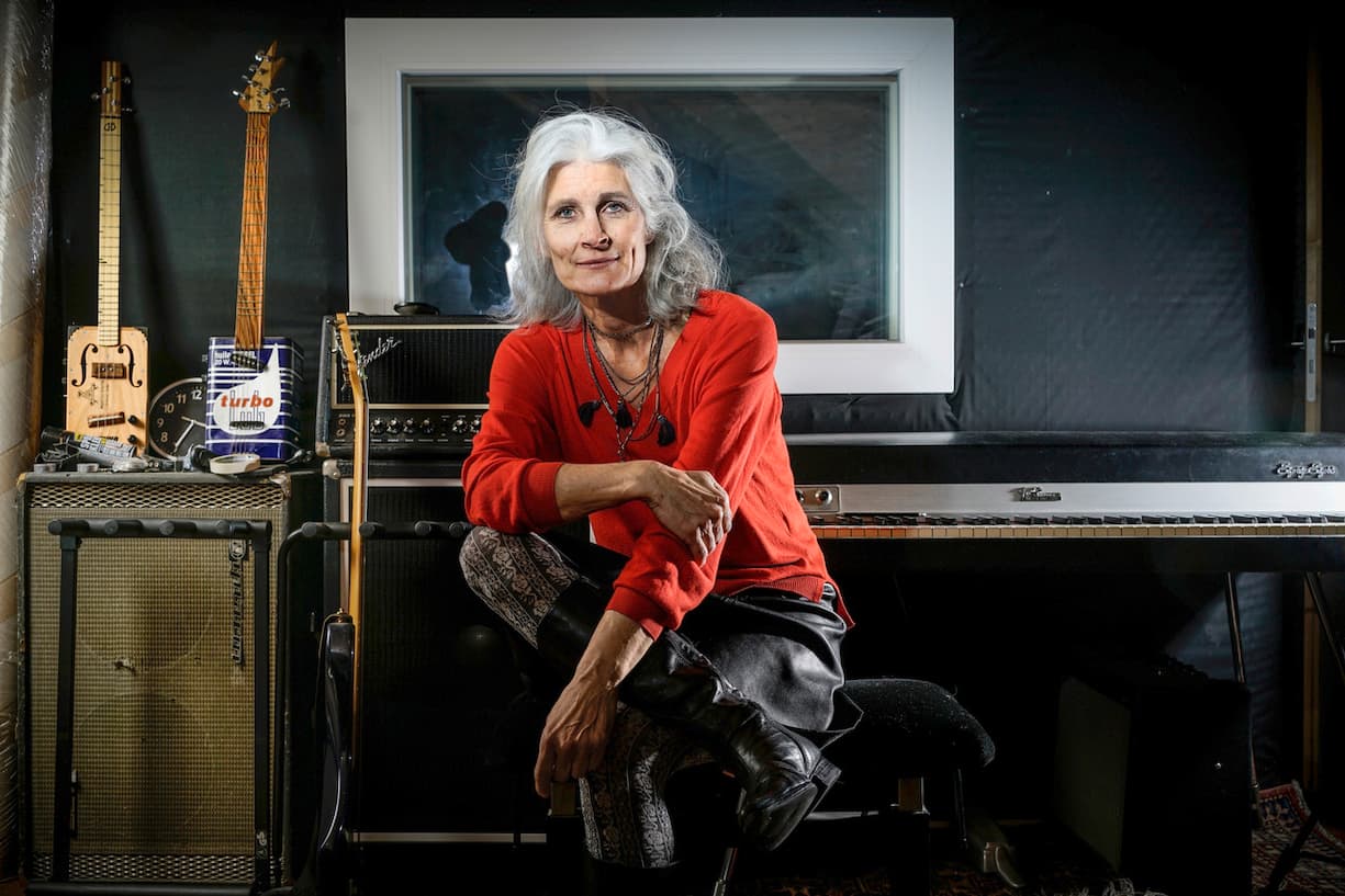 Irène Wettstein Irène Wettsein , avocate UNE CHANSON POUR SAUVER LA PLANETE, un projet commun initié par Henri Dès et Jacques Dubochet. Images réalisées lors de l'enregistrement, Blend Studio, Lutry, mars 2021