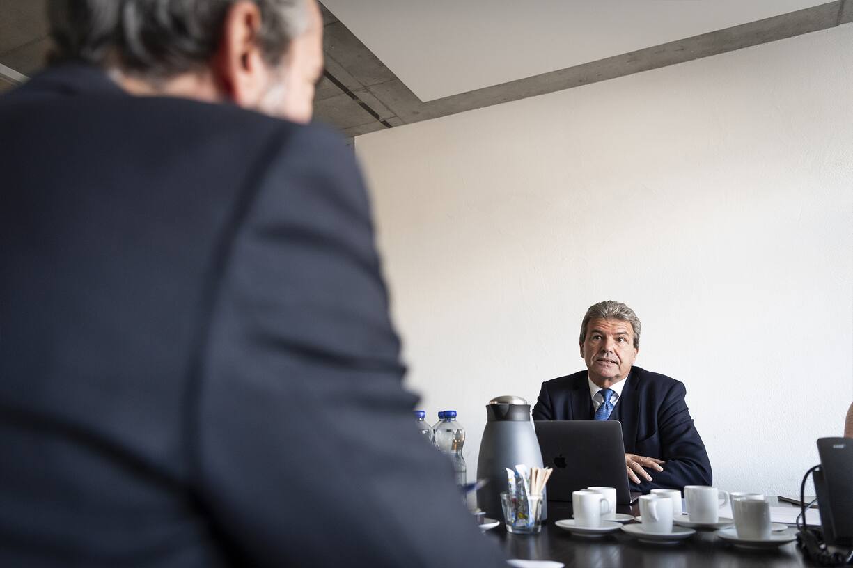 L'ancien rÃ©dacteur en chef de France Inter, ainsi que de Charlie Hebdo, Philippe Val, se fait maquiller avant l'enregistrement de l'Ã©mission "Le Point G" de la chaÃ®ne de tÃ©lÃ©vison rÃ©gionale genevoise, LÃ©man Bleu, le mercredi 20 octobre 2021 Ã  GenÃ¨ve. (Â© Gabriel Monnet/ L'IllustrÃ©) 
