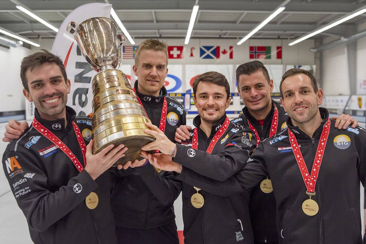 Das Sieger-Team Genf mit Skip Peter de Cruz, Coach Havard Vad Petersson, Benoit Schwarz, Valentin Tanner und Sven Michel, von links, posiert mit dem Pokal an der Siegerehrung der Curling Schweizermeisterschaft in Arlesheim, am Samstag, 13. Februar 2021. (KEYSTONE/Georgios Kefalas)
