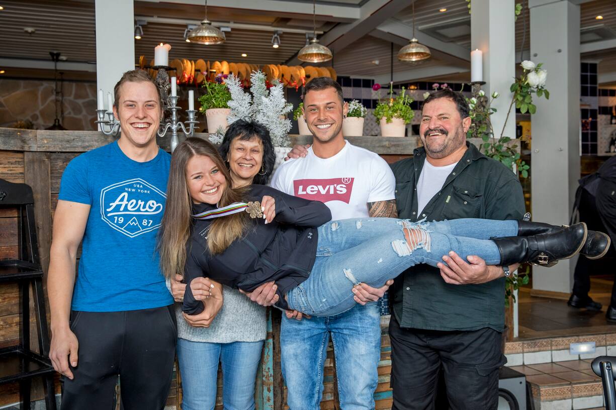 Corinne Suter mit Mutter Silvia, Vater Bruno und BrÃ¼der vlnr. Dario und Andreas . Alpine Ski Weltmeisterschaft 2019 in Are, Schweden. Aufgenommen am 04.02.2019 in Are Â©David Birri
