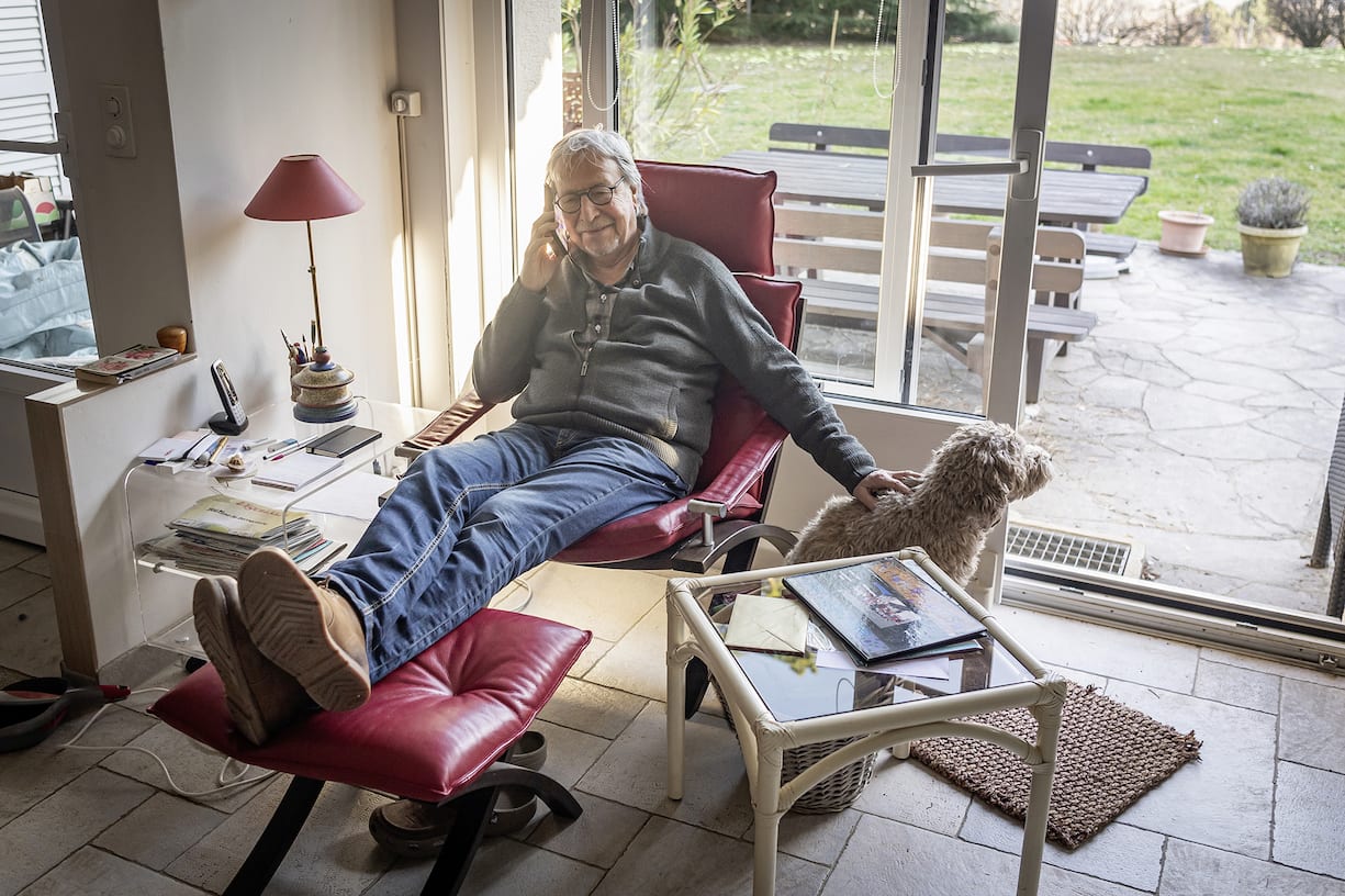 Le chanteur Henri DÃ¨s et son chien Fragola dans sa maison Ã  lâoccasion de la sortie de son nouvel album pour adulte Â«Â AutrementÂ Â», le vendredi 4 mars 2022 Ã  Lonay. (Â© Gabriel Monnet/LâillustrÃ©)