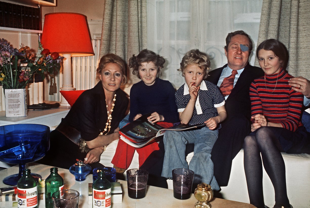 Le prÃsident du Front National Jean-Marie Le Pen pose avec sa femme Pierrette et leurs filles, le 1er mai 1974 dans leur appartement parisien. de G â¡ Dr Pierrette Le Pen, Yann, Marine, Jean-Marie Le Pen, et Marie-Caroline. (Photo by AFP / AFP)